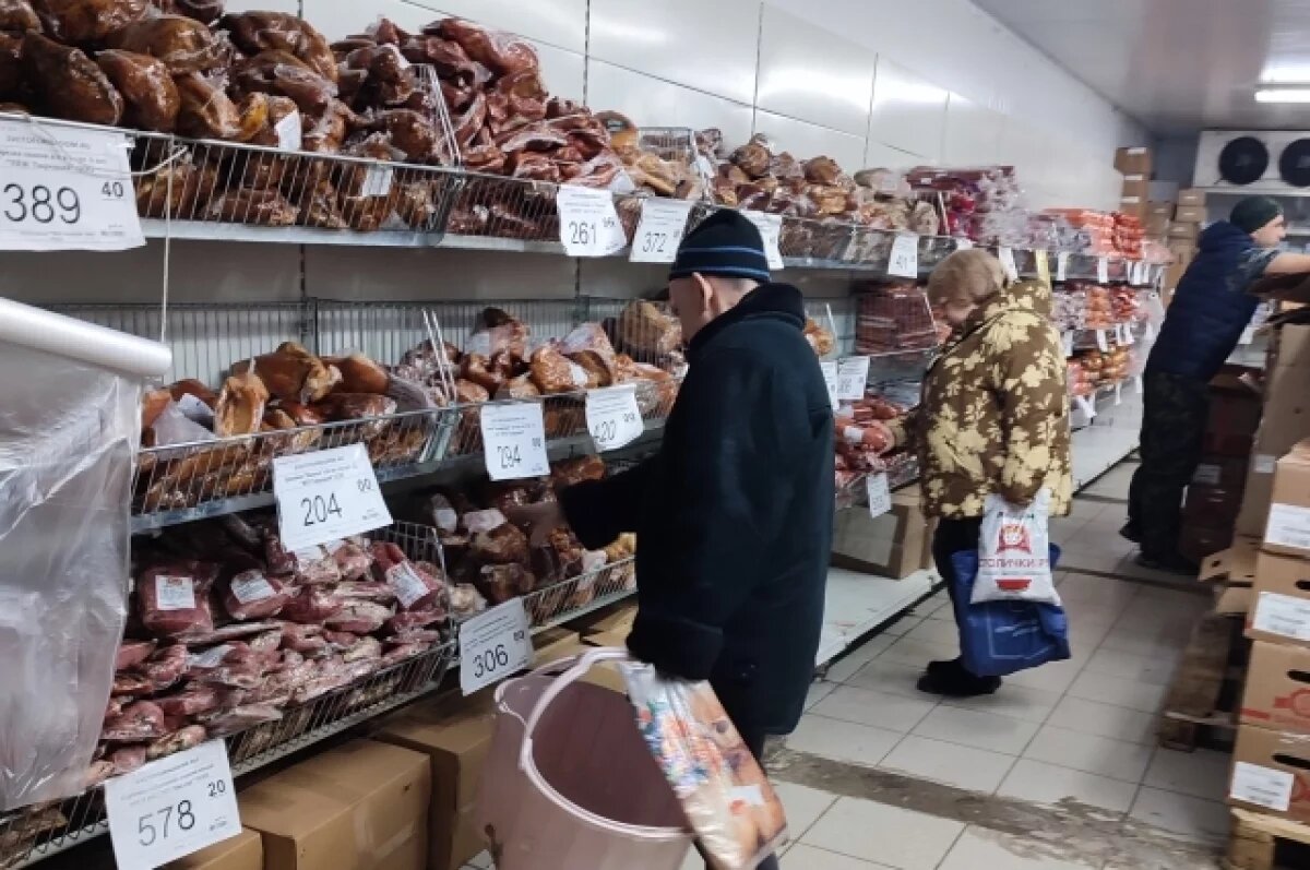    Мясная продукция в дискаунтере.