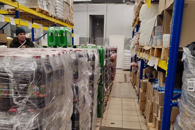    Торговые ряды в дискаунтере. Товары в нераспечатанных коробках. Фото:  АиФ/ Юлия Герасимова