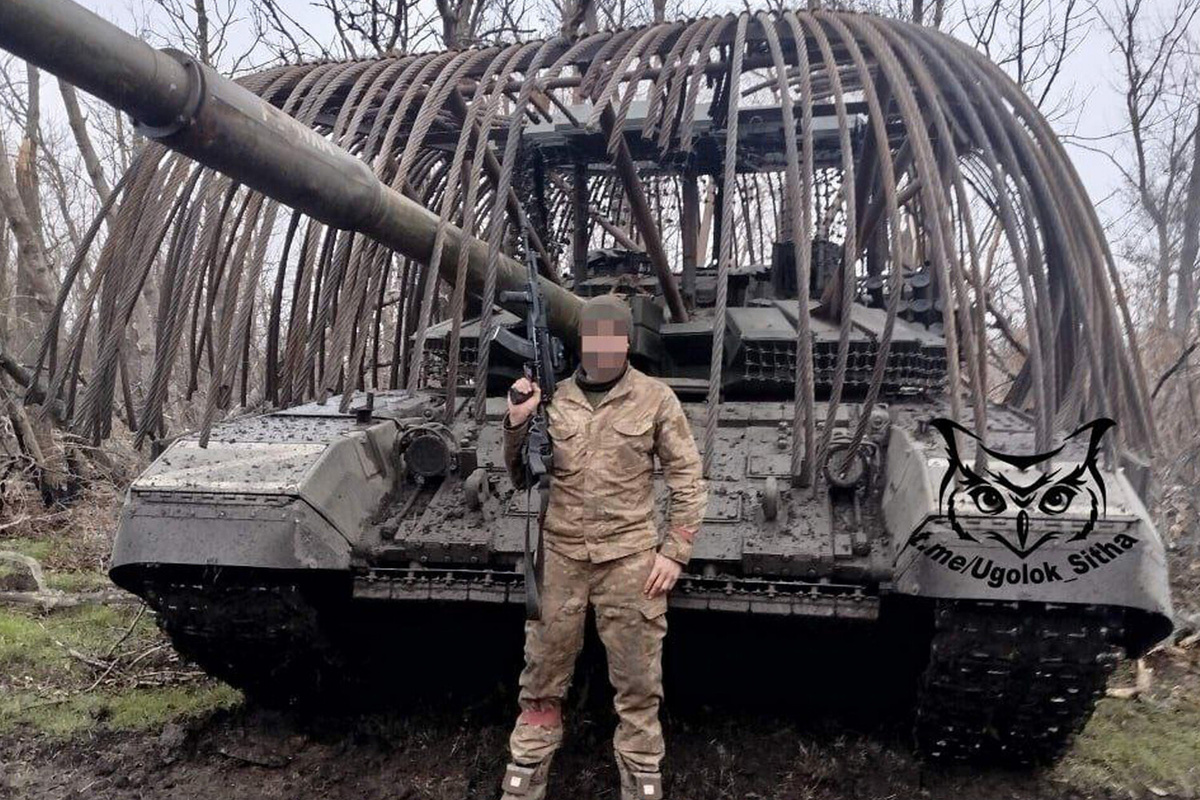 Т-72Б3М ВС РФ с "дредами" из арматуры где-то на фронте ©Телеграм-канал Осведомитель  📷