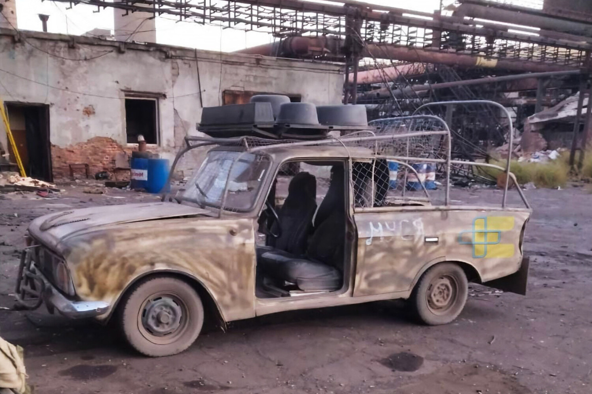 Фронтовой транспорт с решетками на лобовом стекле и массивной системой РЭБ против дронов ©Телеграм-канал Военный Осведомитель  📷