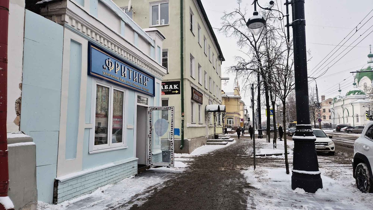 Крестовая — старинная купеческая улица Рыбинска. Все вывески выполнены тут в дореволюционном стиле. Листайте галерею, чтобы увидеть ещё фото
