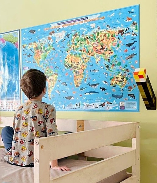 За изучением карты Лаврен проводит много времени. 