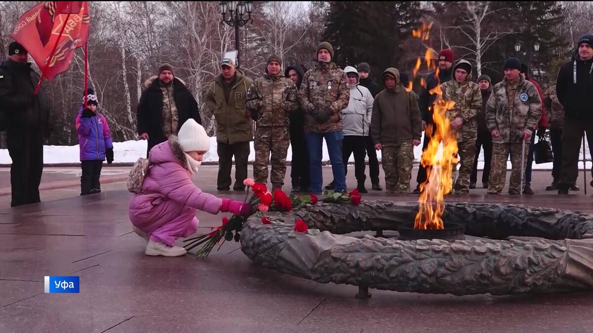    Возложение цветов и передача знамени – как в Уфе отметили 23 февраля