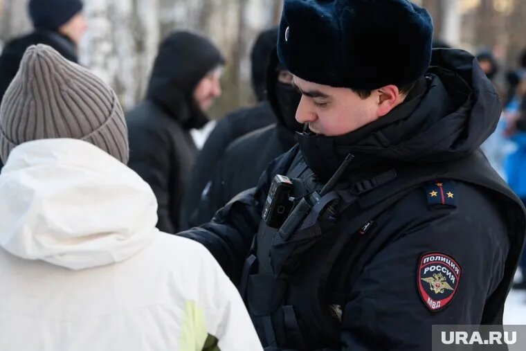 Ноябрянка избивает и материт полицейских (фото из архива). Фото: Илья Московец © URA.RU