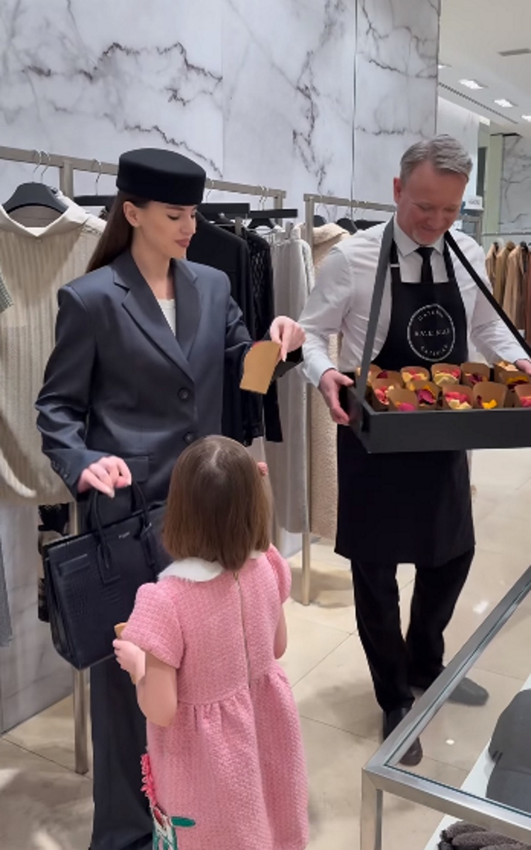 Саша Артемова привела дочку Александрию в бутик в ЦУМе. Фото: соцсети