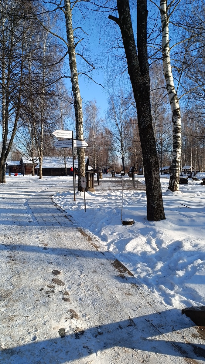 Налево, главная аллея, улица. Видно столы с макетами построек.