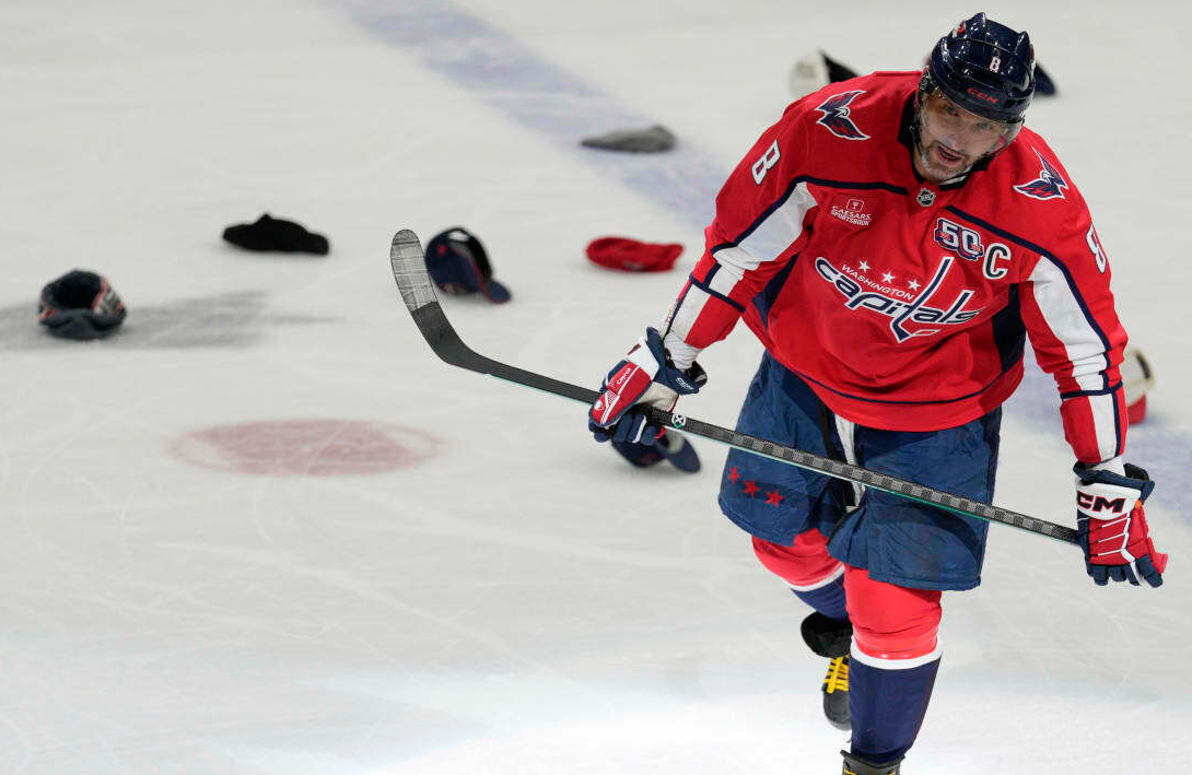 После хет-трика Александра Овечкина на лед по традиции полетели бейсболки. Фото: НХЛ