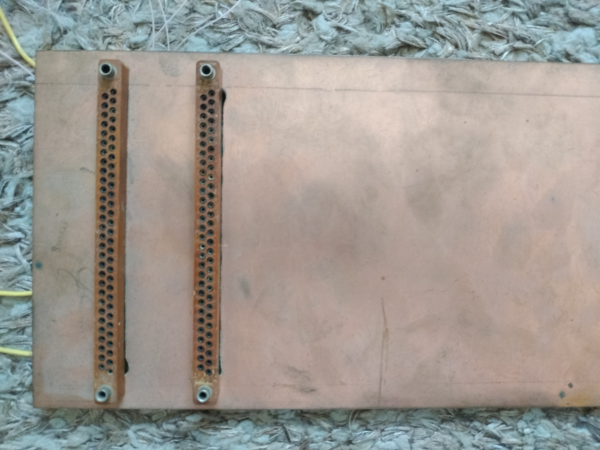 Это общая "корзина", куда предполагалось втыкать платы модулей. Верх.