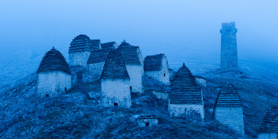 Даргавс: Город мёртвых, где время остановилось. Почему это место манит смельчаков со всего мира?