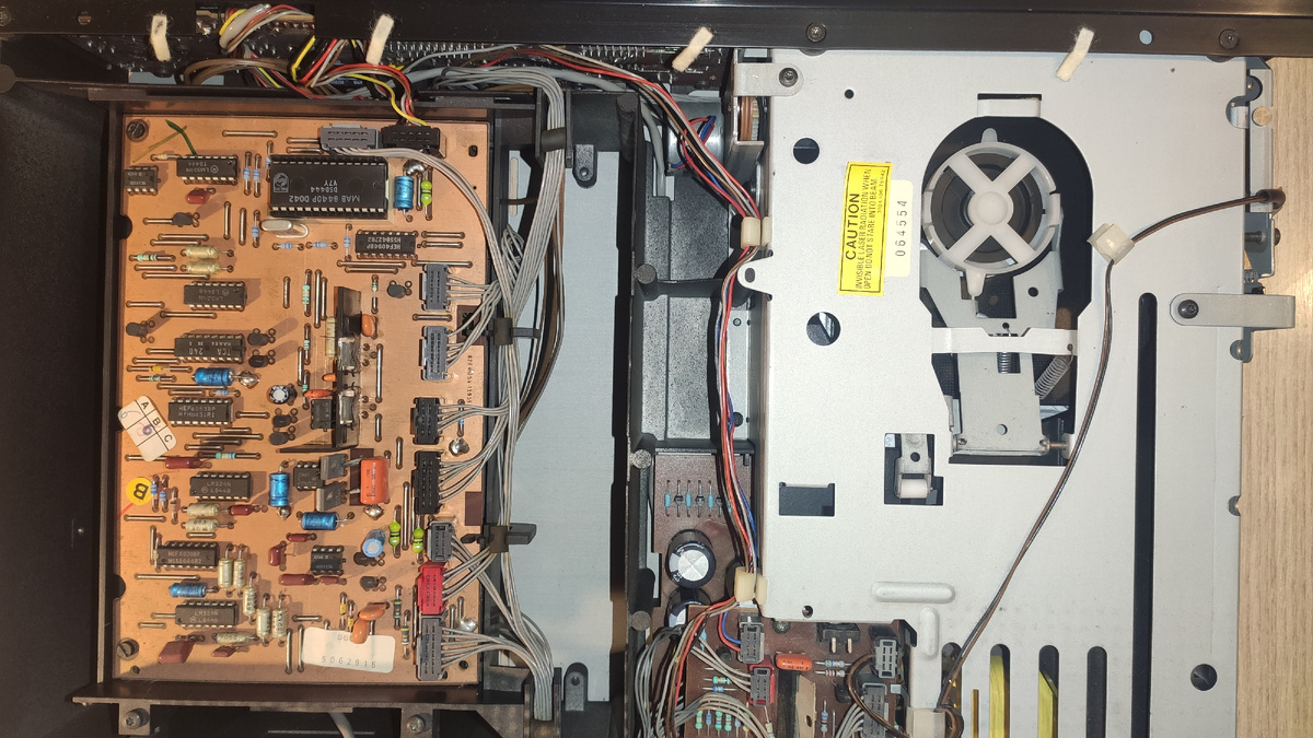 привод справа, винты с боков внизу