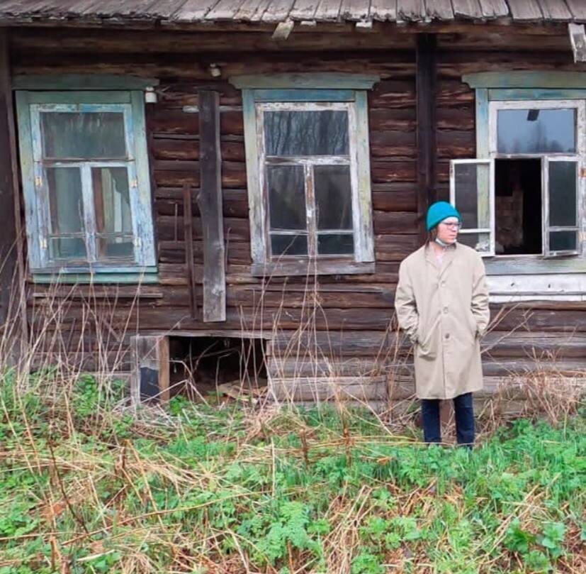 Автор у дома в исчезнувшей деревне. 
