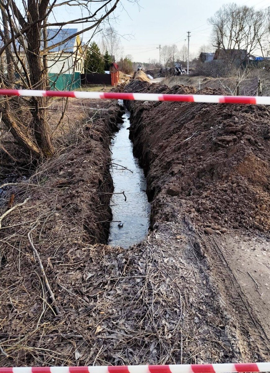 В деревне начали копать траншеи для газовых труб.