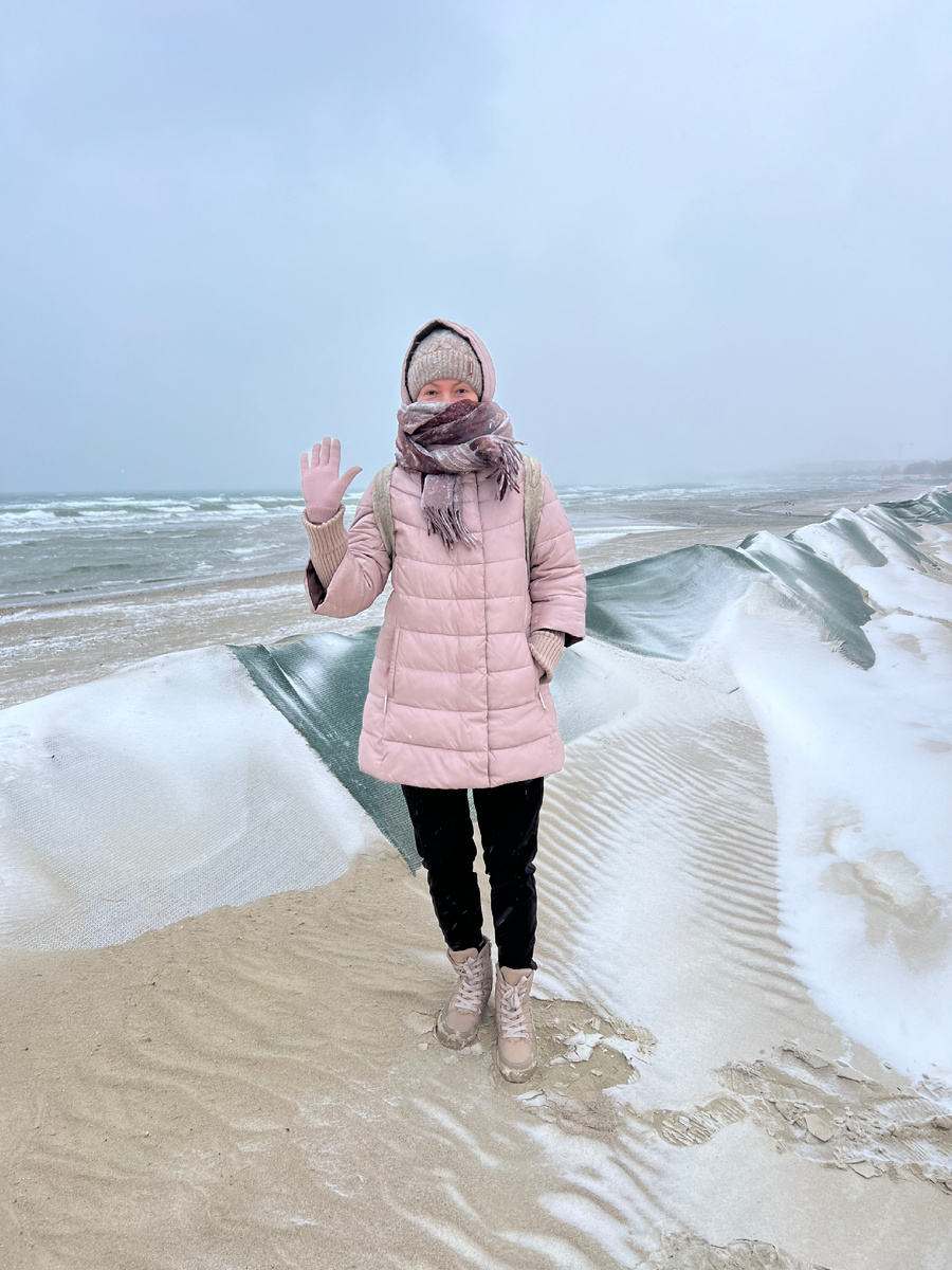 Сегодня чайки были особенно голодны и сосредоточились в непокрытом льдом месте на реке Анапке, а я подошла посмотреть на зимнее море, предварительно надев на себя все зимнее, что у меня было)
