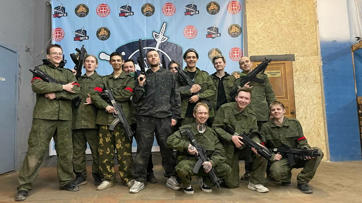 Ребята сфотографировались после игры в страйкбол в Бей Беги