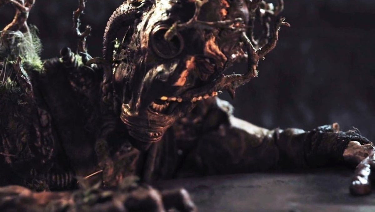 Бывший морпех и элитный снайпер Ливай, потерявший смысл жизни, соглашается на сверхсекретное задание — год просидеть в полном одиночестве в сторожевой башне на краю огромного ущелья. На другой стороне в такой же башне сидит литовская снайперша Драса. Их общая задача, сформулированная ещё на заре холодной войны, — следить, чтобы из тумана не вылезали монструозные «полые люди». Хотя посланникам Запада и Востока запрещено общаться, вскоре Ливай и Драса налаживают контакт и влюбляются друг в друга