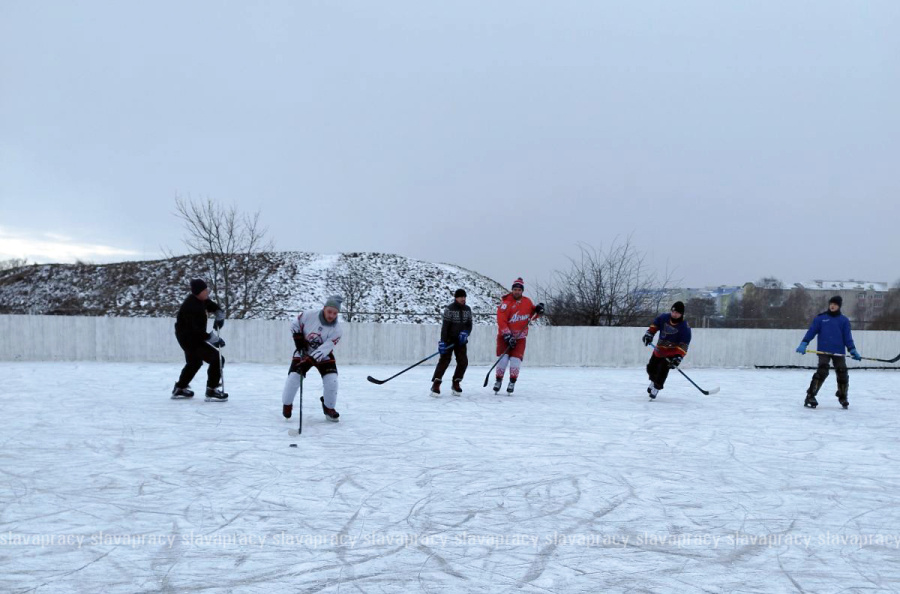     Копыльский РФОЦ приглашает на каток