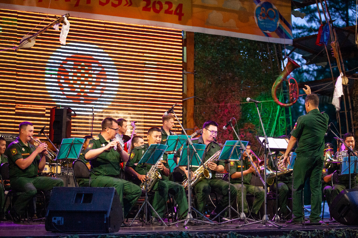 На сцене фестиваля «Устуу-Хурээ» Духовой оркестр Правительства Республики Тыва им. Тимура Дулуша