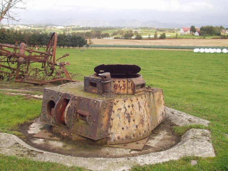 Закопанный танк в Норвегии