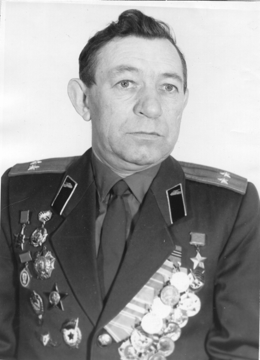 Матвей Савельевич Пинский (1916-1987). Герой Советского Союза. 
Награждён орденом Ленина и медалью «Золотая звезда», двумя орденами Красного Знамени, орденами Александра Невского, Отечественной войны 1-й степени, Красной Звезды, медалями «За освобождение Варшавы», «За взятие Берлина», «За победу над Германией в Великой Отечественной войне 1941-1945 гг.» и другими медалями. Был дважды тяжело ранен, получил одно легкое ранение и контузию. 