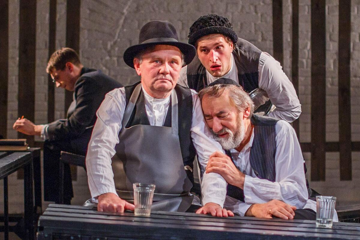 Сцена из спектакля. Лейзер (М. Васьков), Тевье (В. Гусейнов), Войцек-трактирщик (А. Сизов). Фото с официального сайта театра МОСТ