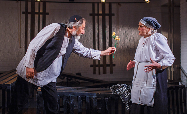 Тевье ( В. Гусейнов), Голда (Л. Давыдова), фото с официального сайта театра МОСТ