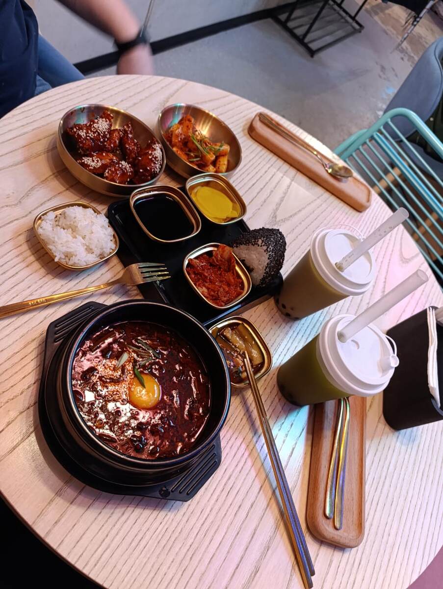 Ттокпокки, суп, острая курочка, панчаны.