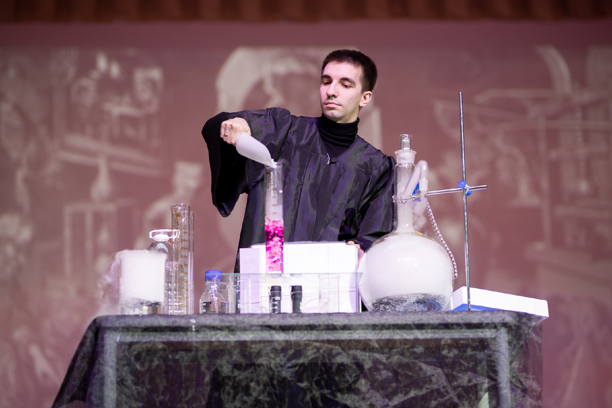 Фото из школьного архива: Александр Григорьевич проводит опыты на "Неделе науки 2023"