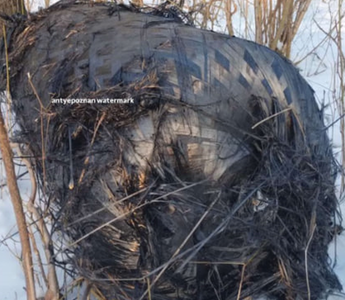 Рухнувшая на Польшу "запчасть" от Falcon 9. Знающие люди говорят, что это резервуары высокого давления американской ракеты. Фото Антипознань.
