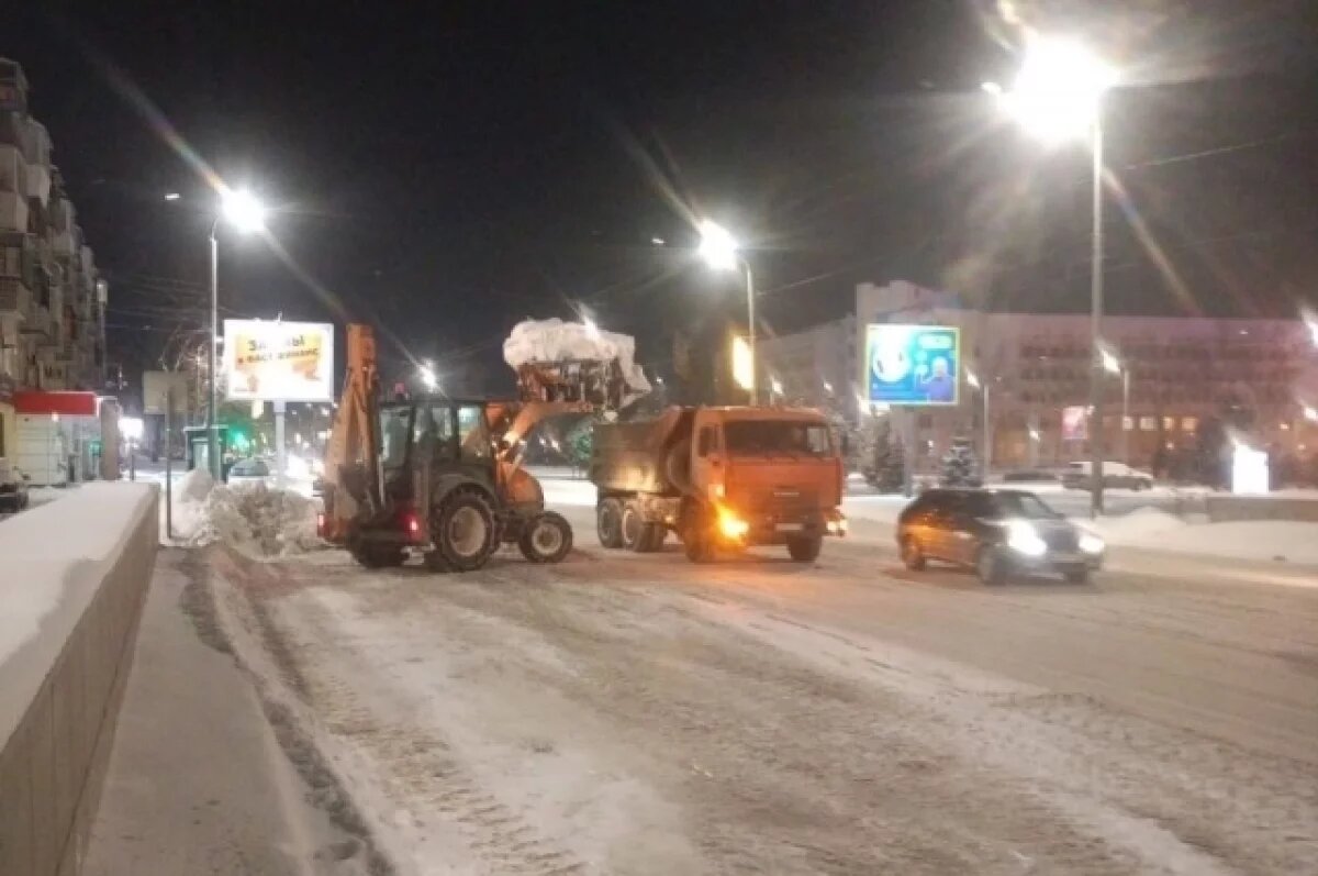    Снегоуборочная техника продолжает расчищать улицы Оренбурга с ночи