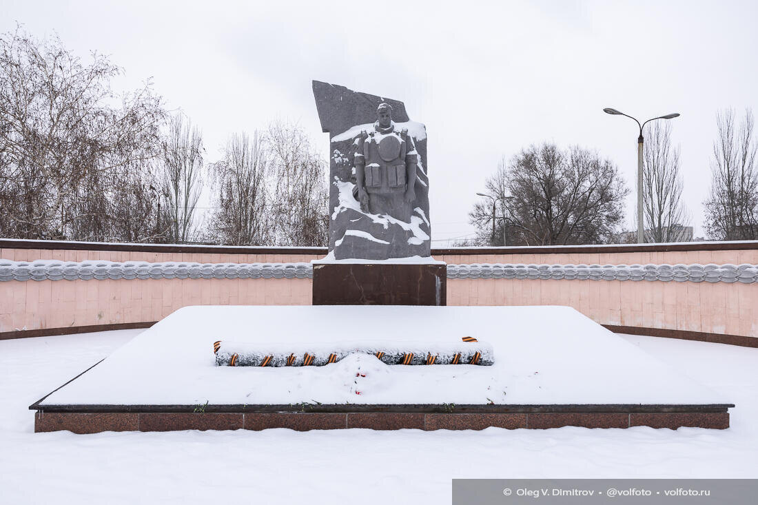 Цветы у мемориала воинам Волгоградского гарнизона, погибшим в боях на территории Чечни