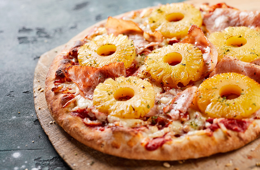     Фото: stockcreations/Shutterstock/FOTODOM Есть мнение, что употребление продуктов разного цвета — отличный подход для получения витаминов вместе с пищей. Пицца — пример цветового разнообразия: красный — помидоры, оранжевый и зеленый — перец, сине-фиолетовый — красный лук. Что насчет желтого? Ананас