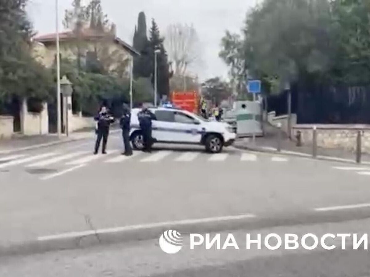    Полицейские у здания Генерального консульства России в Марселе© РИА Новости