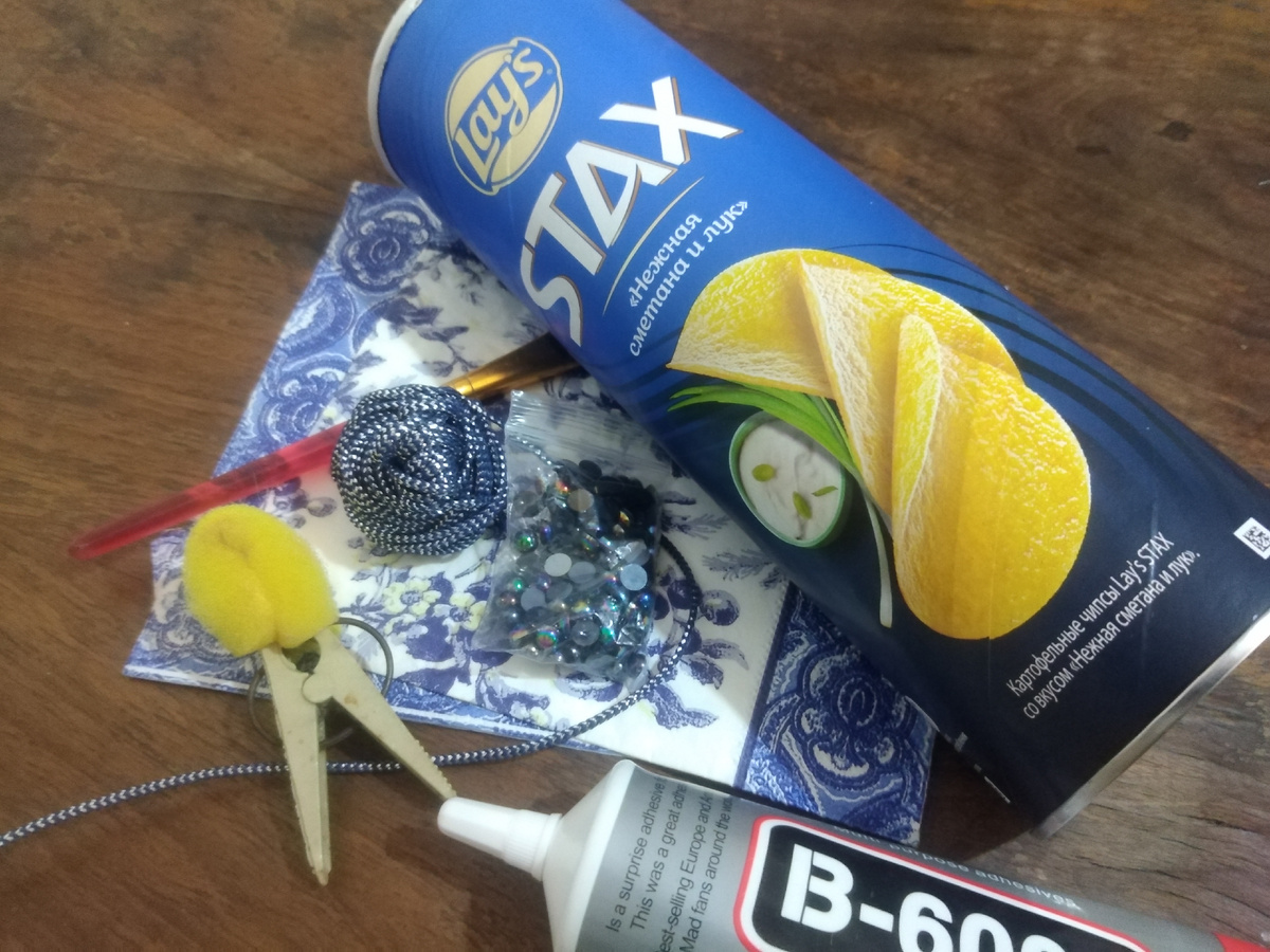 Необходима кисточка и поролоновый спонж ( или кусочек губки)