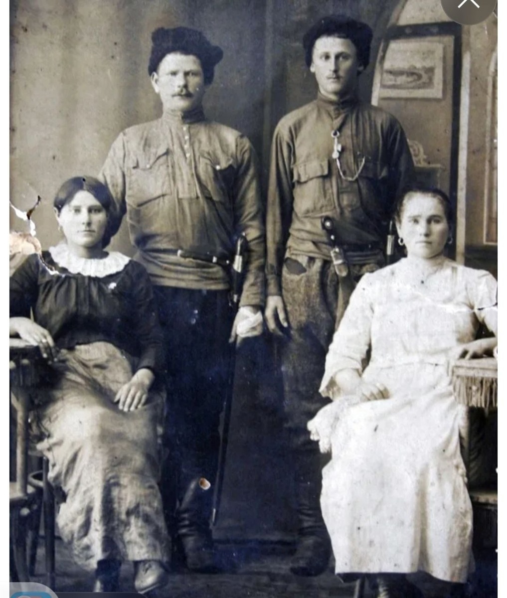     Семья кубанских казаков 19 века, фото из интернета.