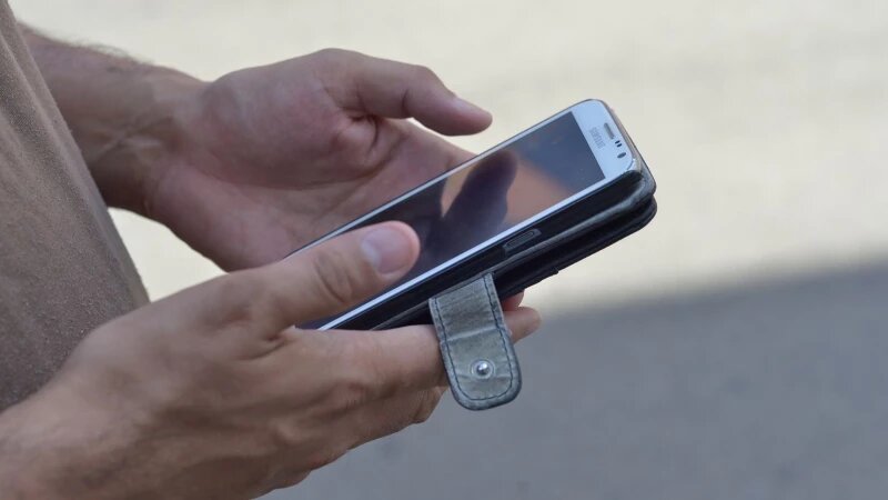     Мужчина с телефоном. СС0