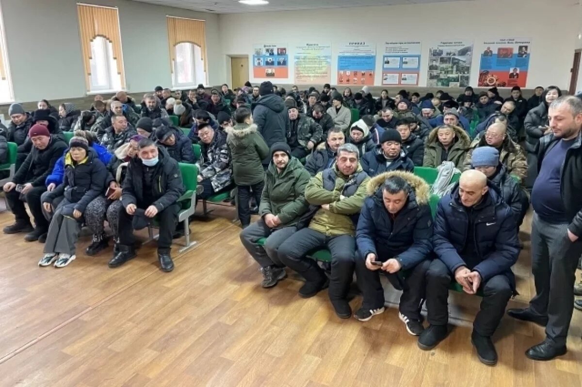    В отдел полиции доставили 455 мигрантов.