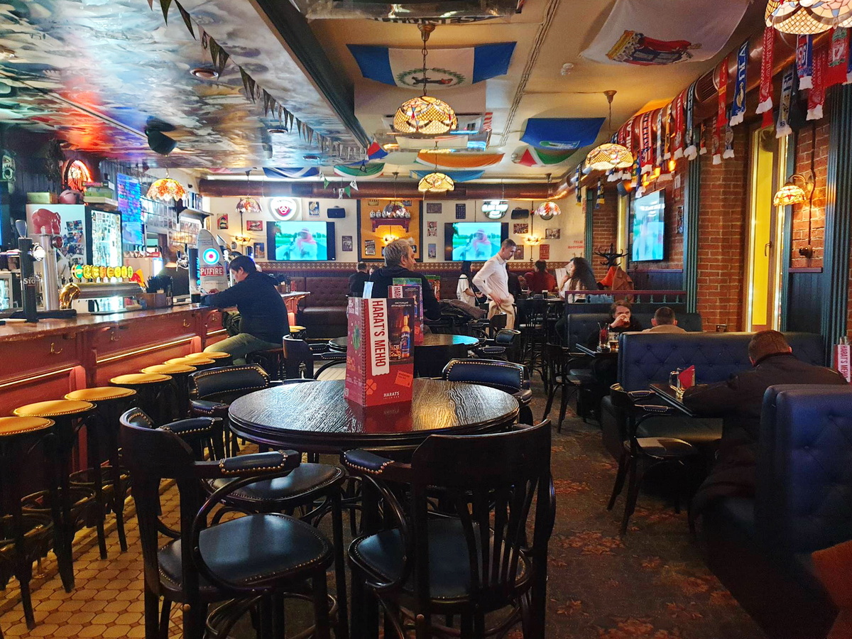 Общий вид зала ирладского паба Harat's