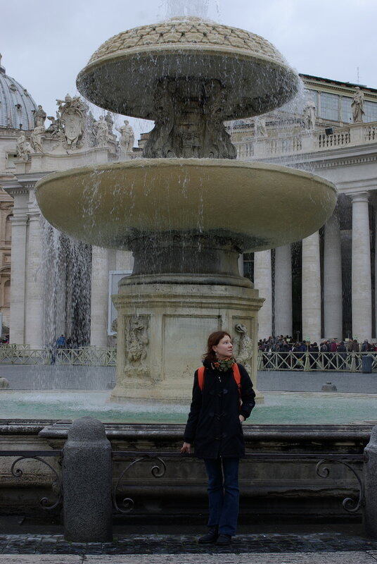автор канала на площади Святого Петра, в Ватикане, зимой