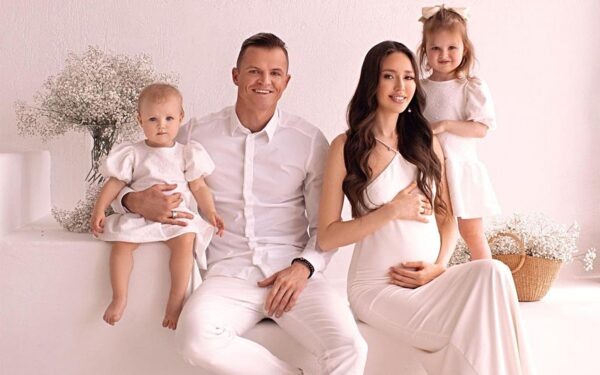    Костенко и Тарасов с детьми, фото: соцсети