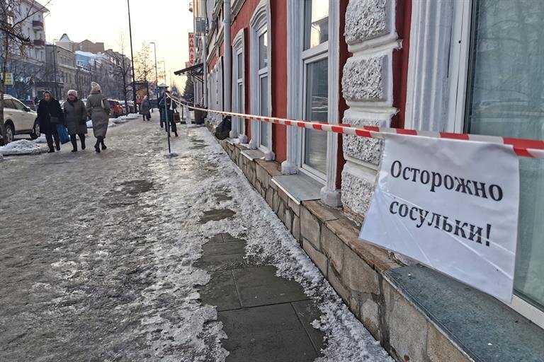    В Красноярске УК должны очистить крыши от сосулек и снега