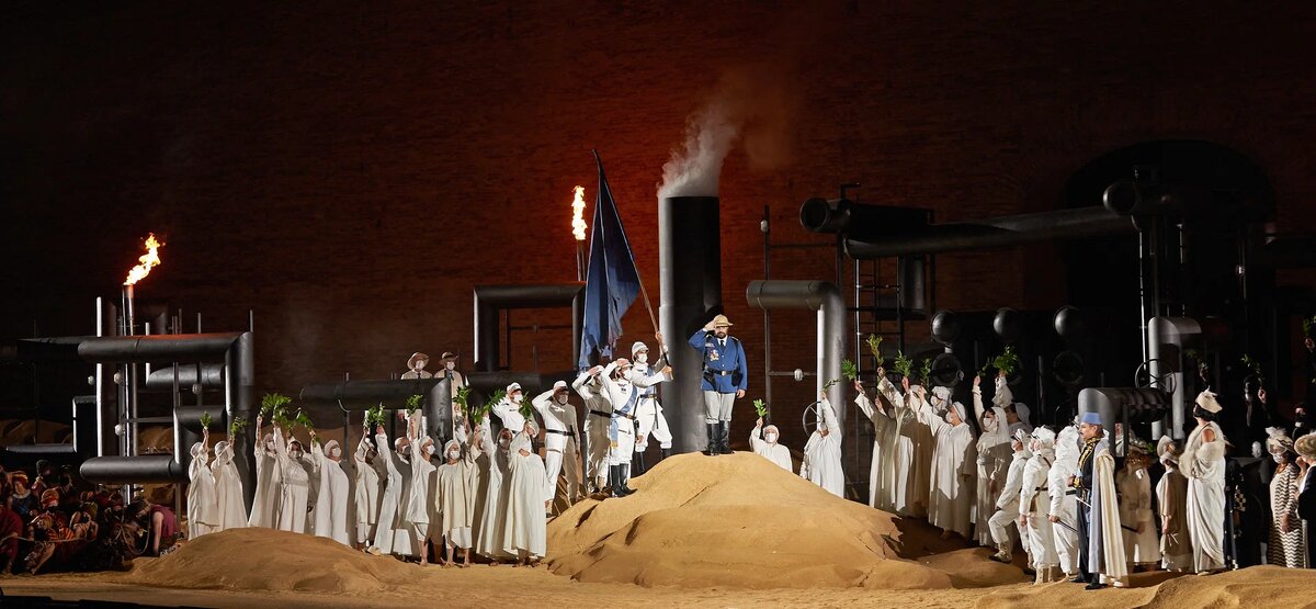 сцена из спектакля