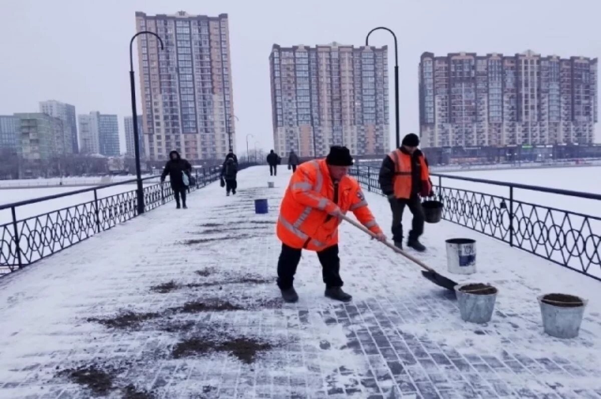    В Астрахани коммунальщики борются с последствиями ночного снегопада