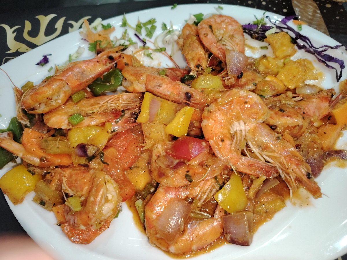 Питание в Египте — это уникальное сочетание традиций, культур и географических условий, которое создает разнообразие вкусов и блюд. Египетская кухня изобилует свежими ингредиентами, пряностями и уникальными методами приготовления, что делает ее привлекательной как для местных жителей, так и для туристов.

Одной из основных особенностей египетского питания является использование бобовых. Фава (бобы) и чечевица часто становятся основой блюд. Например, фуль медамес — популярное блюдо из вареных бобов, подаваемое с оливковым маслом, лимоном и специями. Это не только питательно, но и очень вкусно.

Зерновые также играют важную роль в рационе. Хлеб, особенно пита, является неотъемлемой частью многих приемов пищи. Египтяне часто используют хлеб как «прибор», чтобы захватывать различные блюда и соусы. Рис и макароны также часто присутствуют на столе, часто в сочетании с мясными или овощными блюдами.

Специи занимают центральное место в египетской кухне. Корица, кумин, кориандр и куркума — это лишь некоторые из пряностей, которые придают блюдам насыщенный вкус. Мясные блюда, такие как кебабы и фрикадельки, обычно маринуются с приправами и подаются с рисом или овощами.

Морепродукты также популярны, особенно в прибрежных регионах. Свежая рыба и моллюски могут быть приготовлены простым способом на гриле или в виде различных рагу. Египтяне ценят свежесть продуктов, поэтому многие блюда готовятся из сезонных ингредиентов.

Важной частью египетской культуры является традиция совместных приемов пищи. Семейные обеды и ужины часто сопровождаются разнообразием блюд, где каждый может попробовать что-то новое. Это создает атмосферу общения и единства, что особенно важно в египетском обществе.

Напитки также заслуживают внимания. Чай является любимым напитком, который обычно подается сладким и с мятой. Кофе, особенно арабский, также популярен. Египтяне любят различные фруктовые соки, такие как сок из граната, который часто подается в ресторанах и на рынках.
