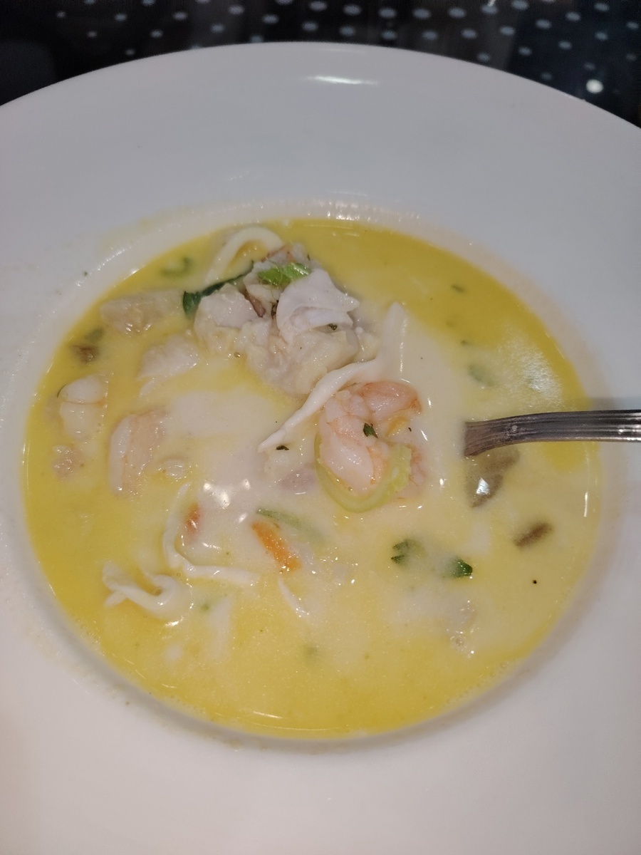 Мне больше всего нравится посещать местные ресторанчики и кафе, где официанты всегда сначала принесут лепёшку питу, воду сок,лаймы это стандарт и все бесплатно,и только потом приступят с обслуживанию. Всегда беру египетский сливочный суп с морепродуктами(есть возможность взять уже очищенные раковины- это будет немного дороже, а можно и растянуть удовольствие похрустеть лапками краба, и разделыванием морских раковин. В этот суп добавляют на мой взгляд сельдерей в виде лука нарезанного, но этот суп необыкновенно вкусный. Так же всегда беру местные креветки обжаренные на гриле или в кляре, это очень вкусно, они подают свои необычные соуса со специями, у нас такие не делают. Так же беру Молохею-этот суп готовится из травянистого растения, которое произрастает в Египте, Ливане, Иордании и странах средиземноморья. Считается, что раньше этот суп предназначался только для Королевских особ.Это растение обладает особы выраженным противовоспалительным действием для желудочно-кишечного тракта. Оно имеет вязкую структуру, примерно как наш кисель, что приятной консистенции для ЖКТ. Поэтому местные жители и туристы, с удовольствием заказывают этот суп.