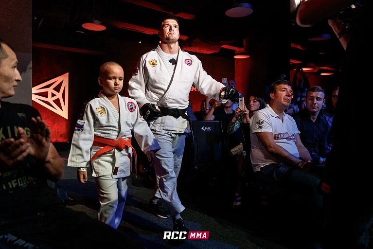    Боец из Сургута выбил из шоу «Титаны» одного из самых ярких участников