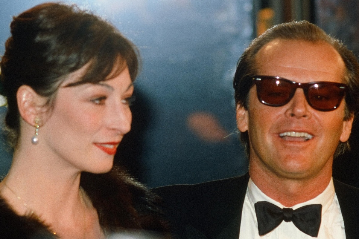     Актриса фильма «Жизнь прекрасна» Анжелика Хьюстон рассказала о внезапном звонке Джека Николсона во время пожаров