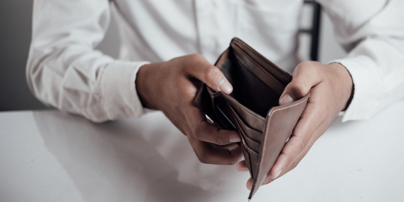 Тюльпанова утверждает, что Кержаков стабильно занижает выплаты, ограничиваясь суммой в 11 тысяч рублей – размером прожиточного минимума. Но даже этот минимум внезапно уменьшился до… одного рубля. 