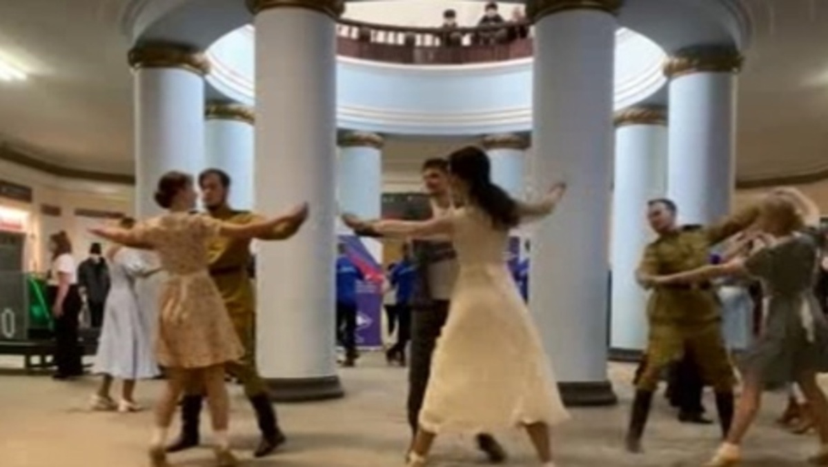    На железнодорожном вокзале в Курске станцевали «Вальс Победы»