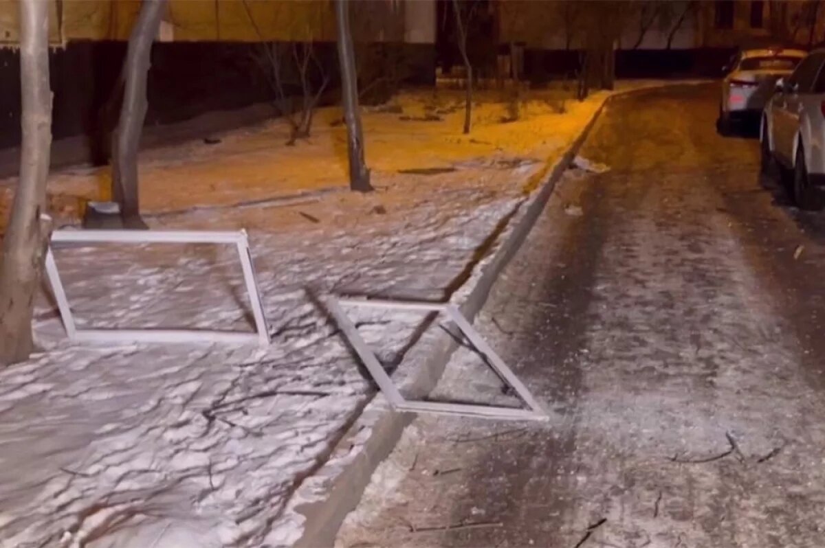    Из-за взрыва выбило оконные рамы.