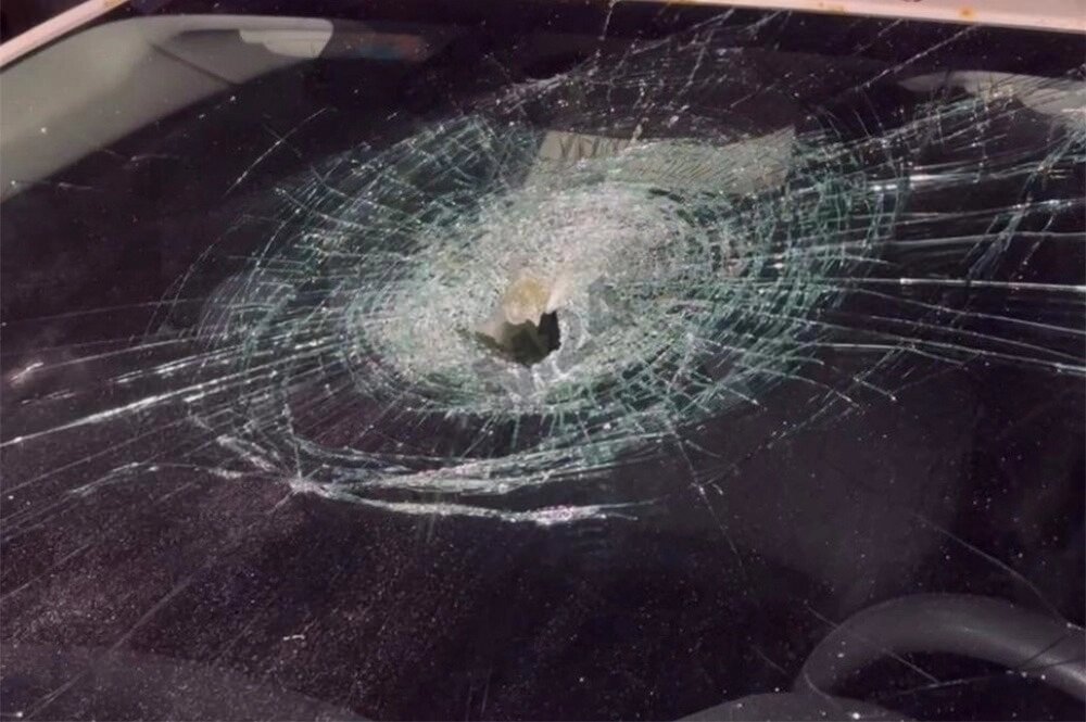    На одном из автомобилей обломок пробил лобовое стекло. Фото: Кадр видео